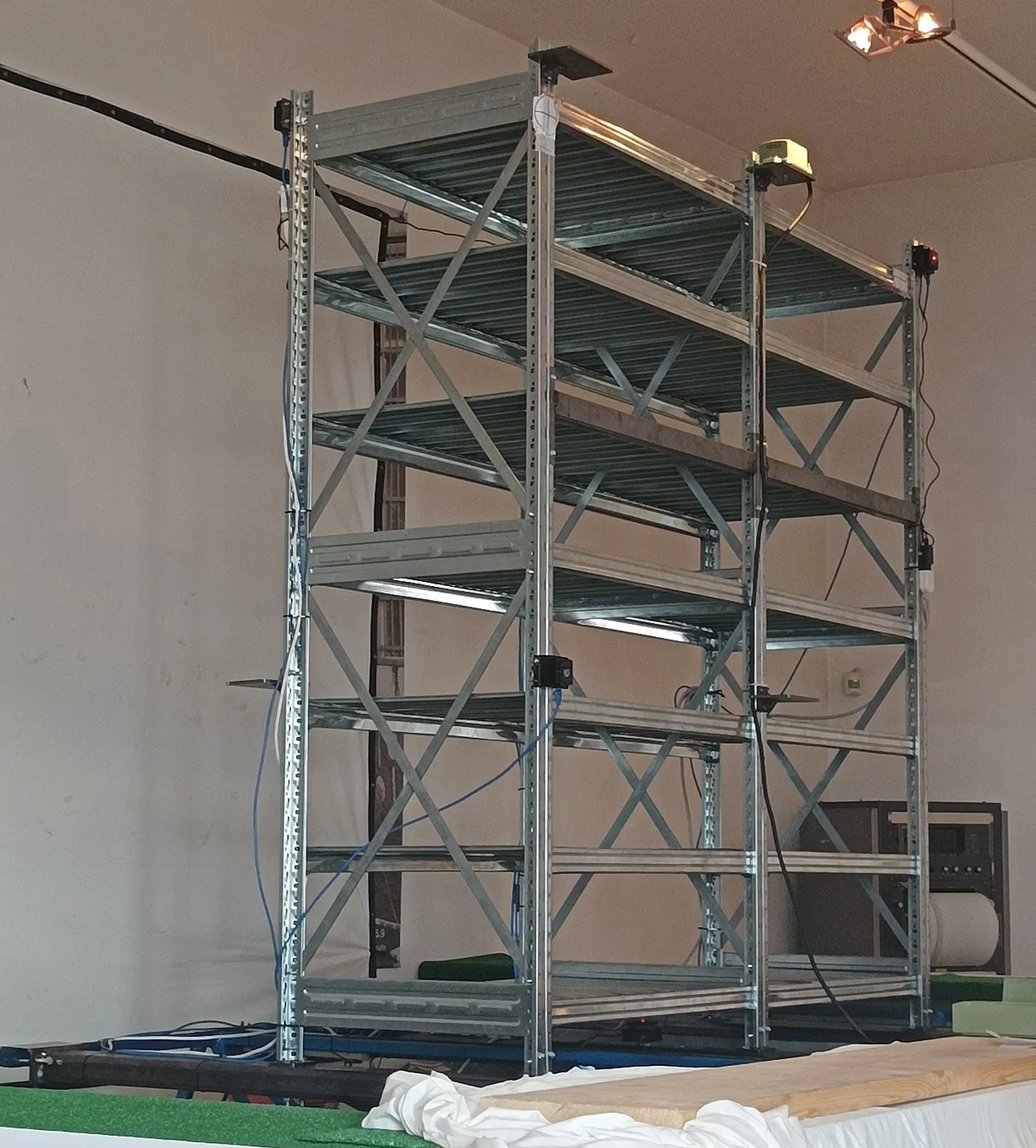 Scaffale con accelerometri